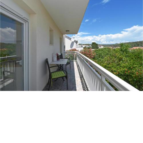1 Bedroom Beautiful Apartment In Okrug Gornji