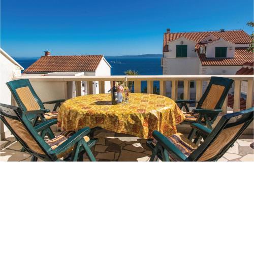 1 Bedroom Beautiful Apartment In Okrug Gornji