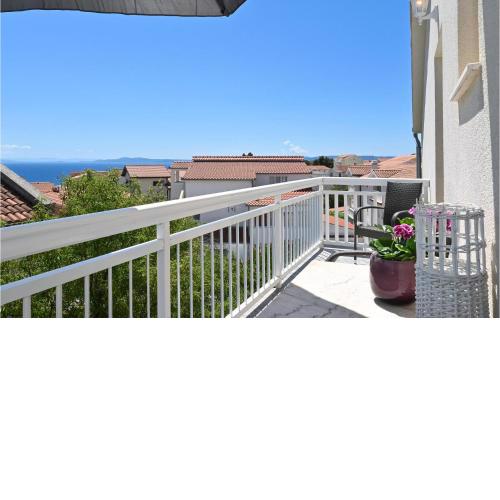 1 Bedroom Cozy Apartment In Okrug Gornji