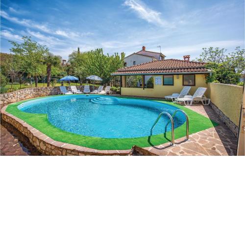 1 Bedroom Cozy Apartment In Porec