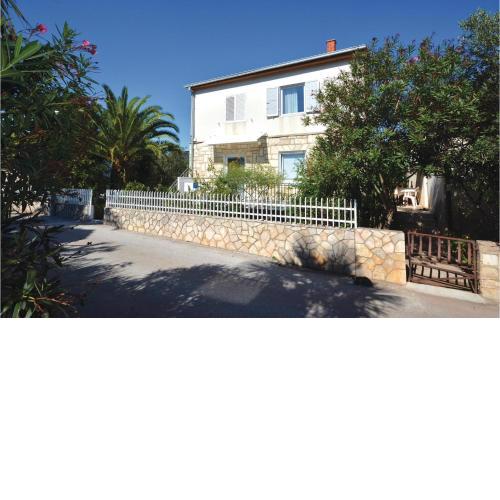 1 Bedroom Cozy Apartment In Stari Grad