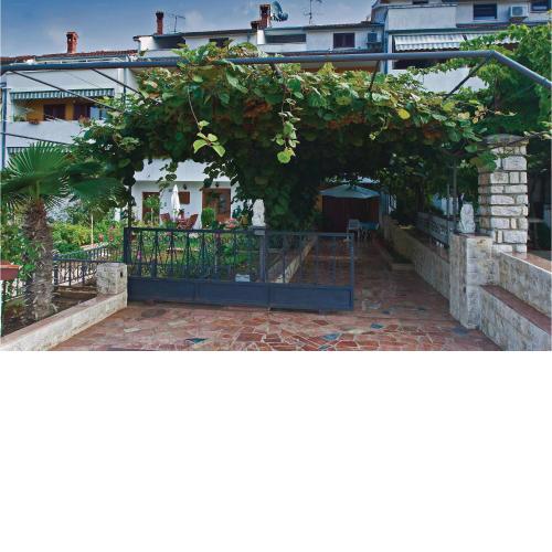 1 Bedroom Stunning Apartment In Porec
