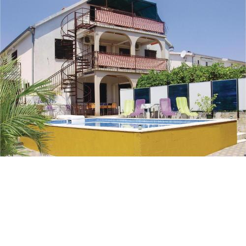 2 Bedroom Awesome Apartment In Okrug Gornji