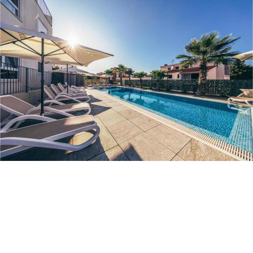 2 Bedroom Beautiful Apartment In Okrug Gornji