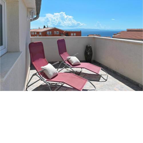 2 Bedroom Beautiful Apartment In Okrug Gornji