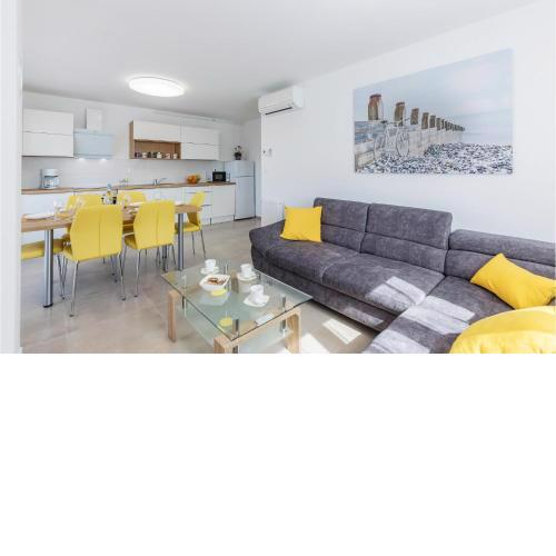 2 Bedroom Beautiful Apartment In Pula