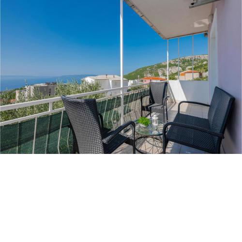 2 Bedroom Cozy Apartment In Makarska