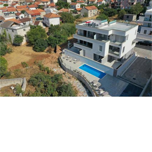 2 Bedroom Cozy Apartment In Okrug Gornji
