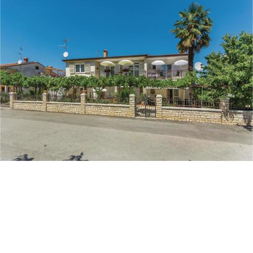 2 Bedroom Cozy Apartment In Porec