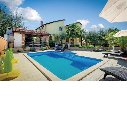 2 Bedroom Nice Apartment In Porec
