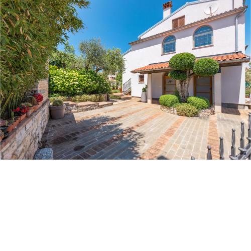 2 Bedroom Nice Apartment In Rovinj