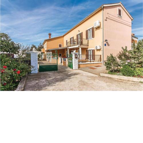 2 Bedroom Stunning Apartment In Pula