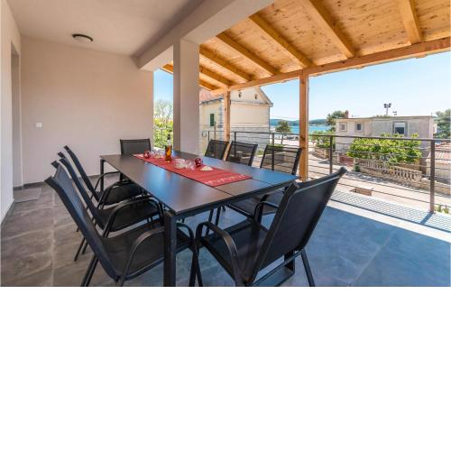 3 Bedroom Amazing Apartment In Turanj