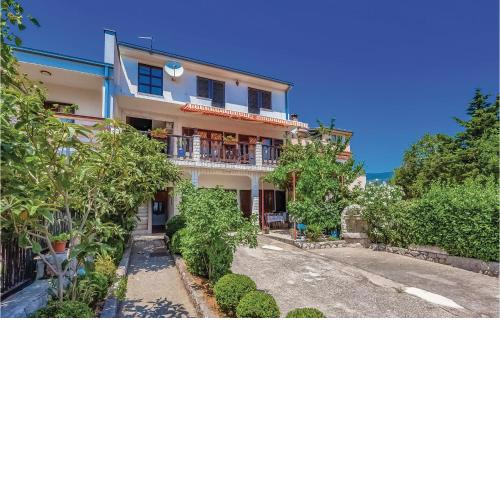 3 Bedroom Cozy Apartment In Crikvenica