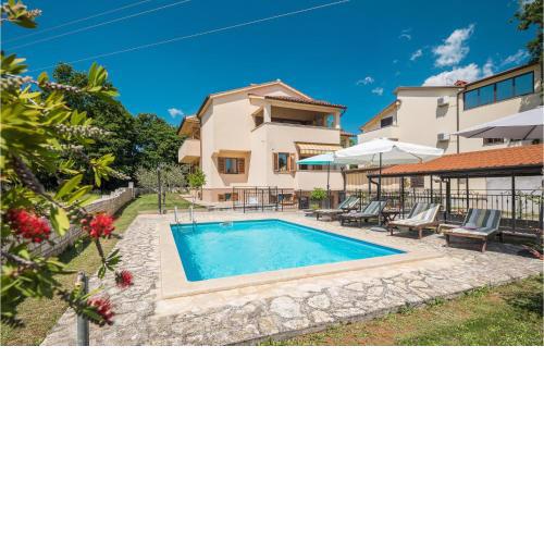 3 Bedroom Cozy Apartment In Porec