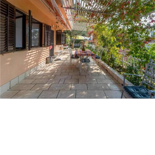 3 Bedroom Gorgeous Apartment In Novi Vinodolski