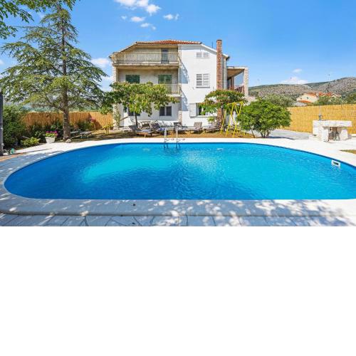3 Bedroom Lovely Apartment In Sibenik