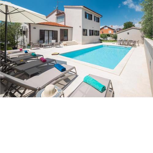 4 Bedroom Gorgeous Apartment In Medulin