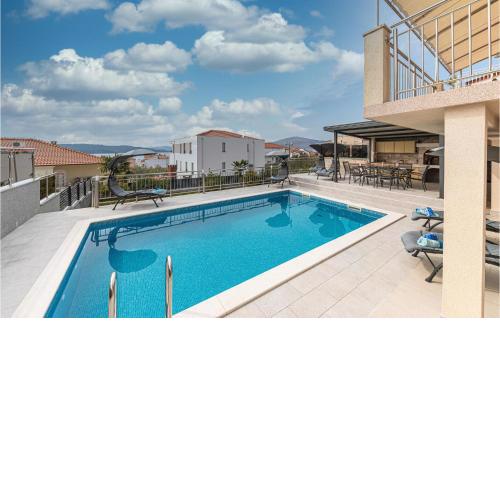 5 Bedroom Amazing Home In Okrug Gornji