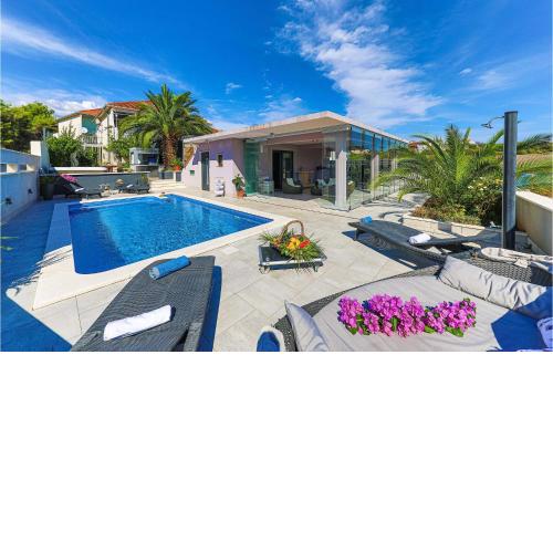 5 Bedroom Cozy Home In Okrug Donji