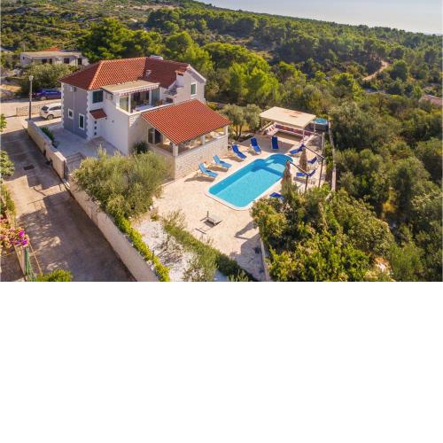 6 Bedroom Gorgeous Home In Milna