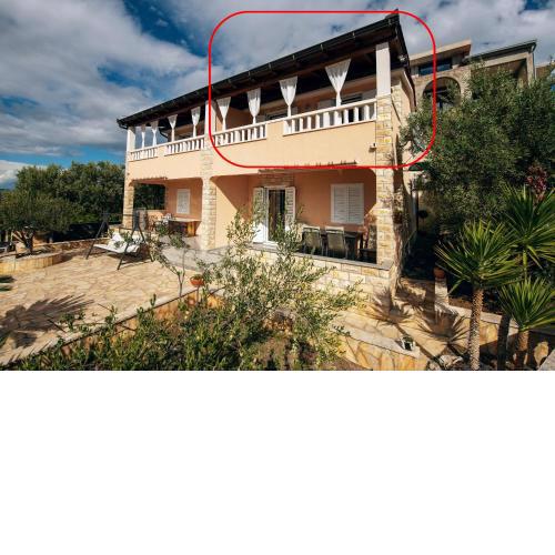 A1- apt with terrace just 3 min walk to the beach