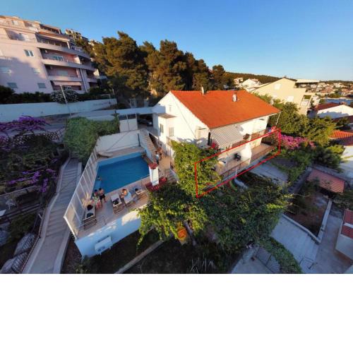 A3-90m2 apt w shared pool & balcony next to beach
