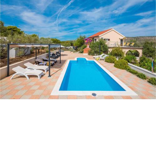 Amazing Home In Milna With Outdoor Swimming Pool