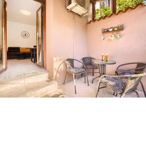 Amphitheater 3+2 modern apartment with terrace, WiFi, Netflix