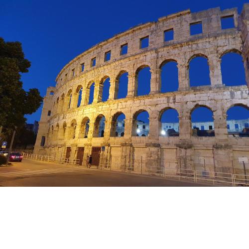 Amphitheater Apartment