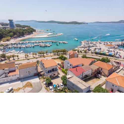 Apartment and Rooms Artina