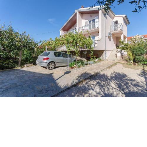 Apartment and Rooms Ema
