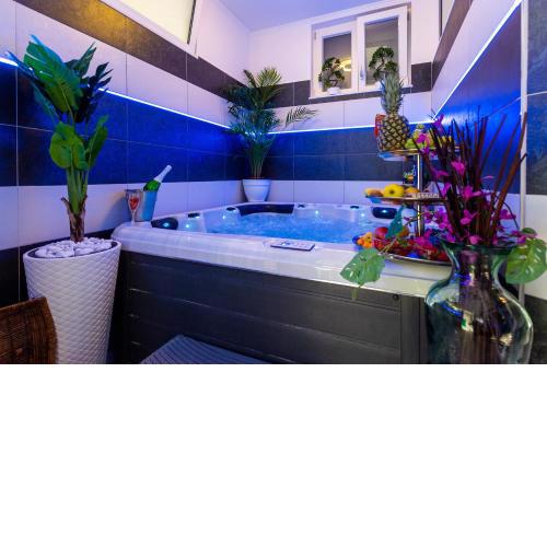Apartment By the Way Hot Tub and Free Parking