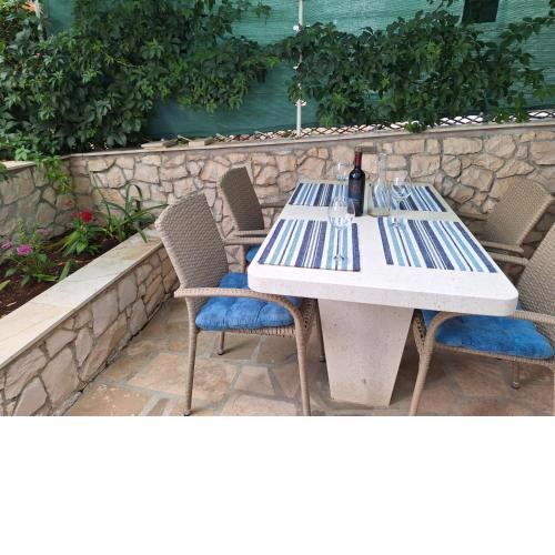 Apartment in Povlja with sea view, terrace, W-LAN 4991-2
