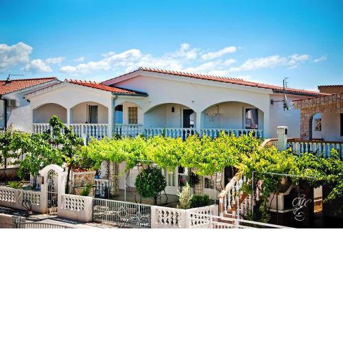 Apartment in Vir with parking space