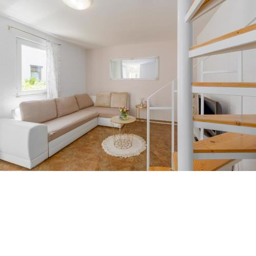 Apartment Leni near beach
