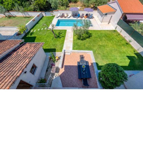 Apartment with private pool