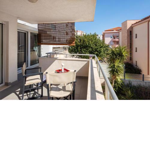 Apartment Zenta with terrace and sea view, 4 min walk to the beach