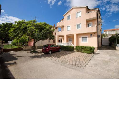 Apartments and Rooms Mladen
