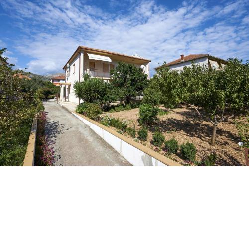 Apartments and rooms with parking space Trogir - 13102