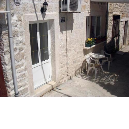 Apartments by the sea Pucisca, Brac - 11263