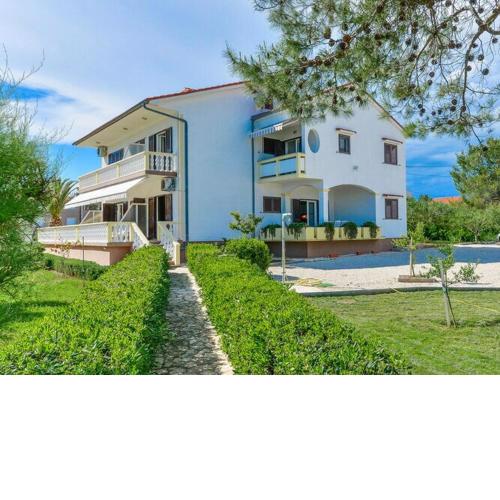 Apartments in House Liveric, in Vir at the beach