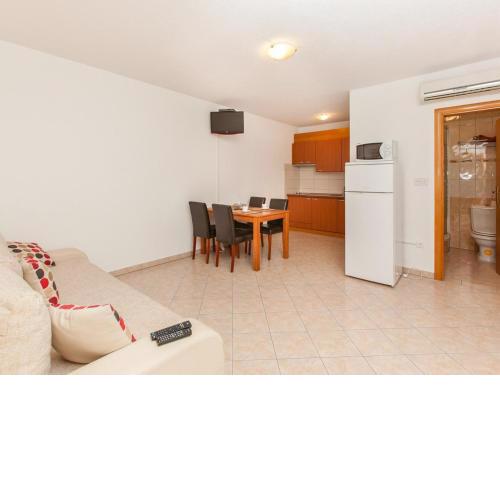 Apartments in Okrug Gornji 33036