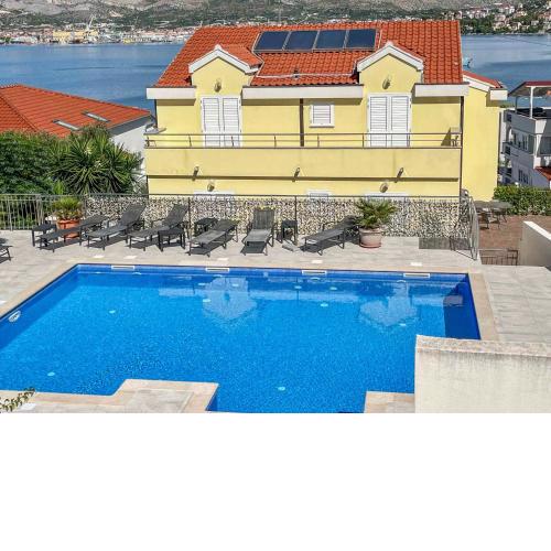 Apartments in Okrug Gornji 6188
