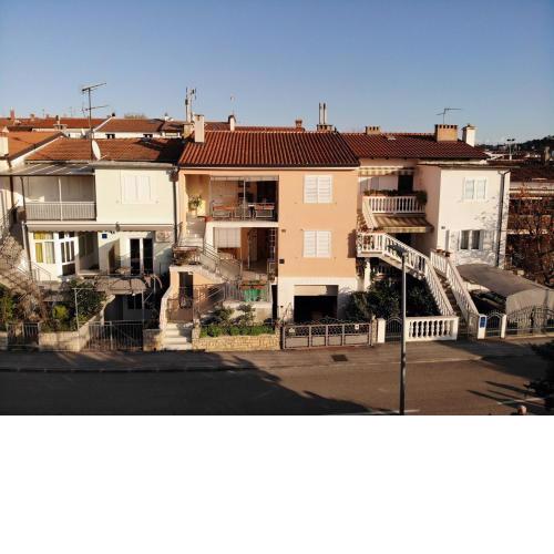 APARTMENTS LUČO NEAR THE BEACH AND CITY CENTER