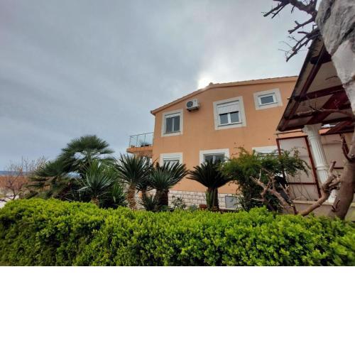 Apartments Mladen