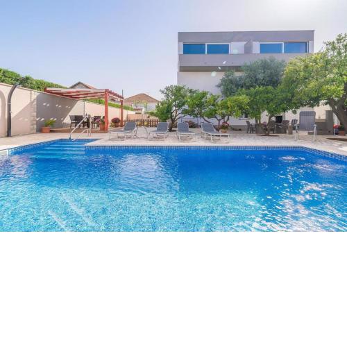 Apartments Villa Odesa with shared pool