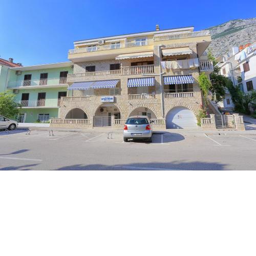 Apartments with a parking space Makarska - 18324
