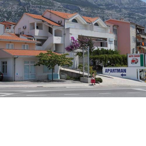 Apartments with a parking space Makarska - 6693
