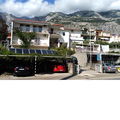Apartments with a parking space Makarska - 6784